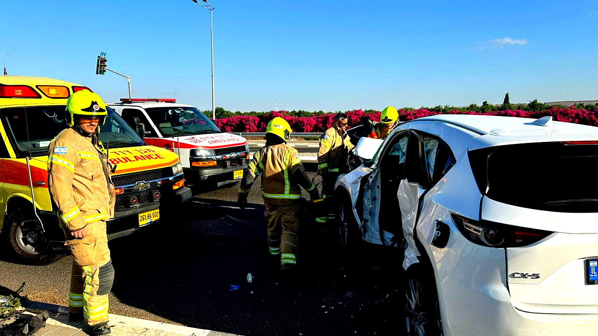 إصابة ثلاثة أشخاص بجروح متفاوتة إثر حادث طرق وقع بين مركبتين على شارع 859 بالقرب من بلدة المزرعة