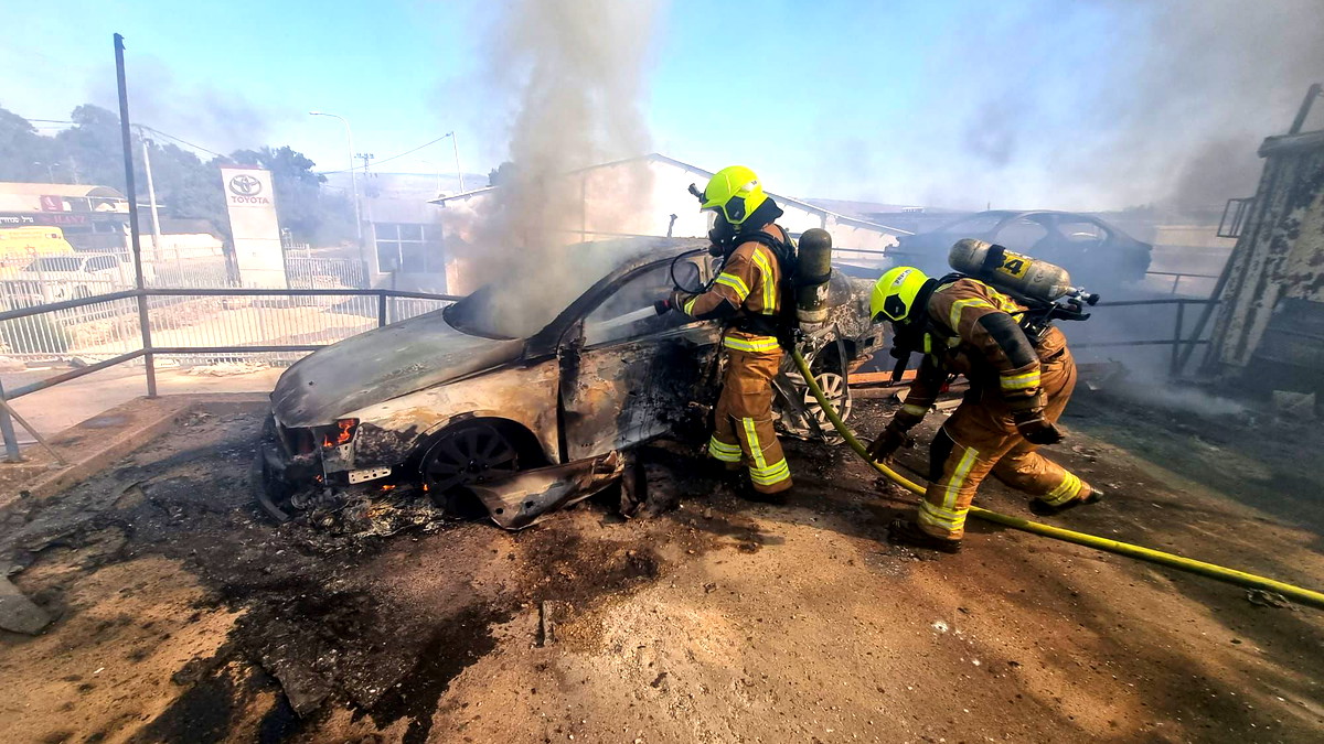 كريات شمونة: اندلاع حريق في كراج جراء سقوط قذائف صاروخية... طواقم الاطفاء تعمل على اخماد الحريق