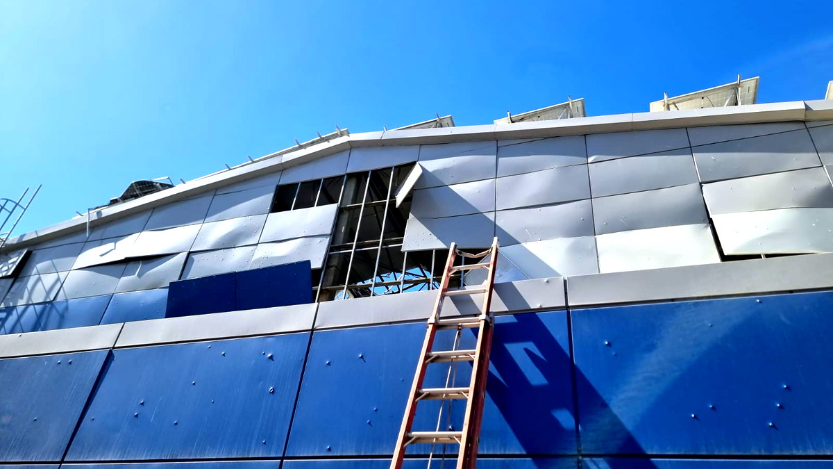 البحث عن عالقين عقب سقوط قذيفة صاروخية داخل مصنع في كريات بياليك... لم تُسجل إصابات