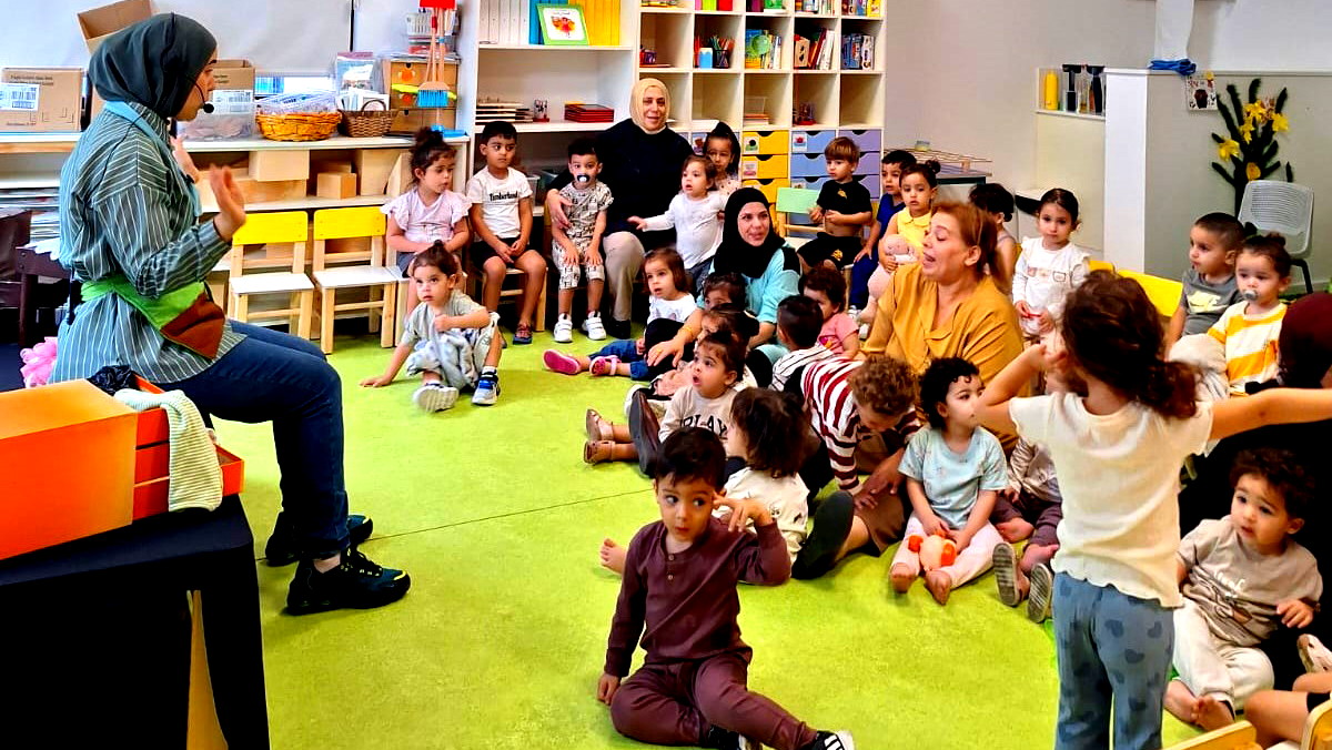 بلدية كفرقرع تنظم ورشات للأطفال تحت عنوان "ما ضَرَّ لو عُدنَا أطفالًا، أرضُنَا قُطنٌ، وعالمُنا صُوَر؟"