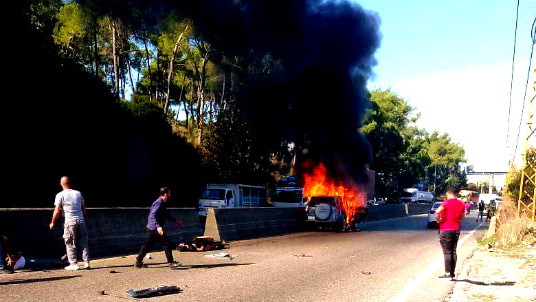 قتلى وجرحى جراء استهداف سيارة على طريق الكحالة في جنوب لبنان