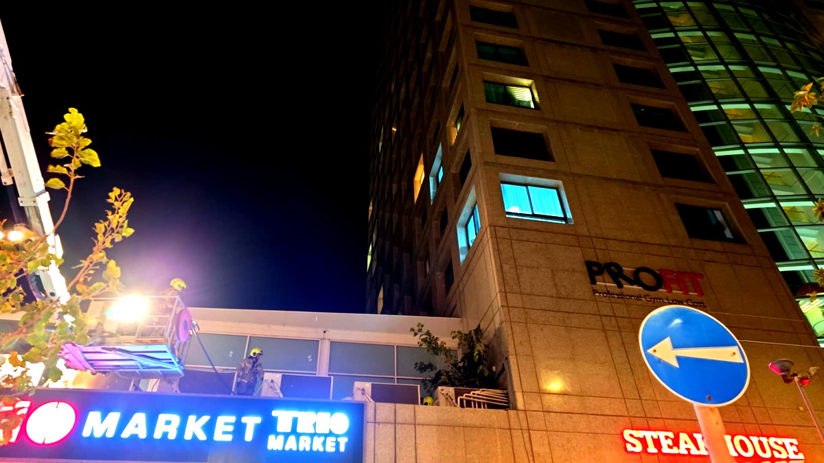 نتانيا: اندلاع حريق في فندق هكرميل وطواقم الاطفاء والانقاذ تعمل على اخماد الحريق