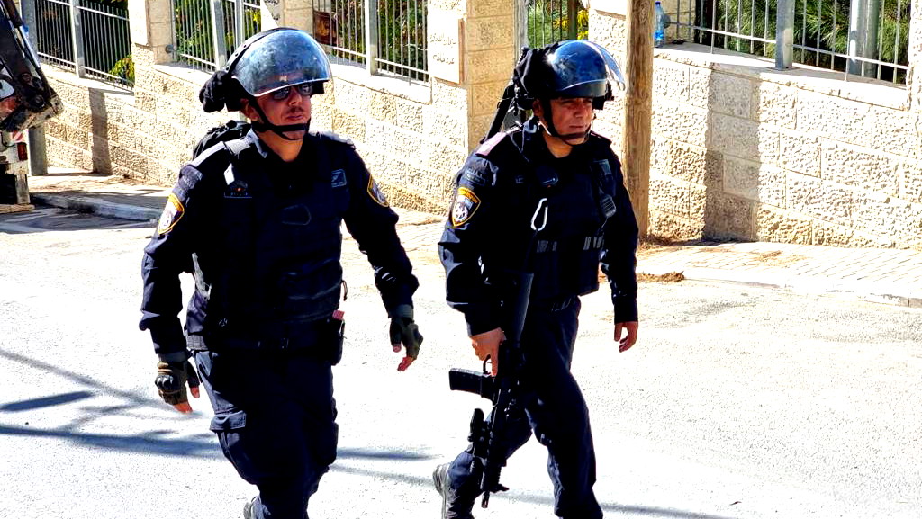 العيسوية: القبض على شابين بالعشرينيات من عمرهما بتهمة السرقة والتنزوير... وتقديم لائحة إتهام ضدهما 