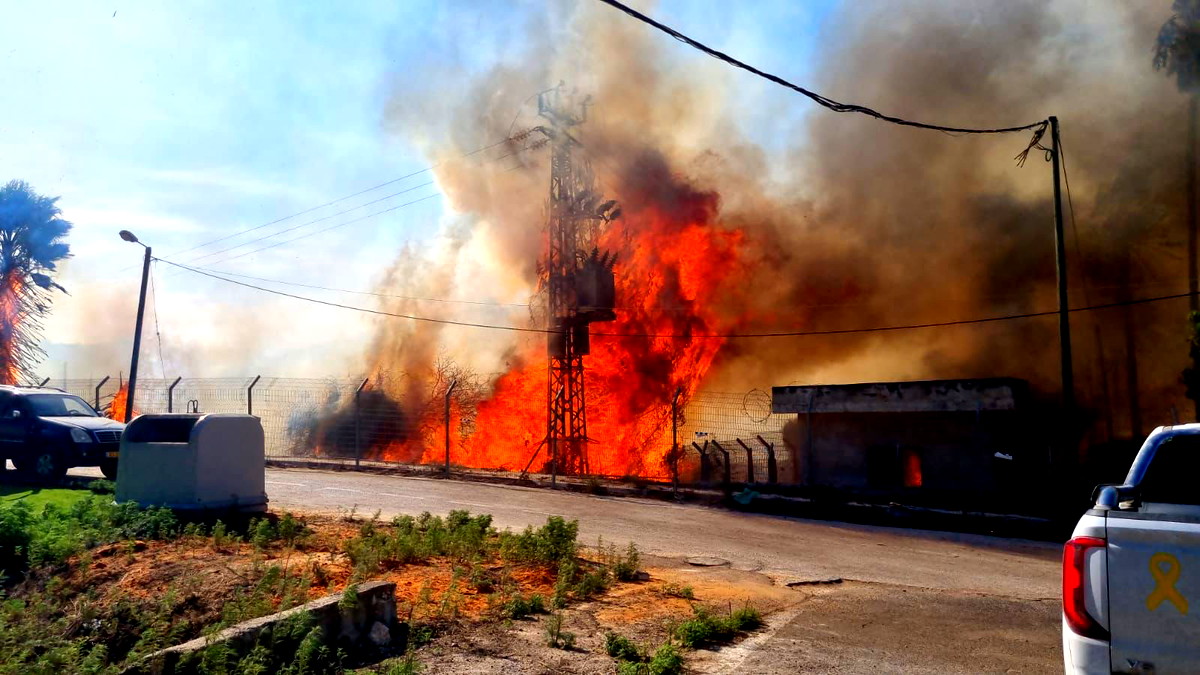 كدوميم: نشوب حريق كبير في المكان... والطواقم تحاول منع انتشار النيران لقاعدة عسكرية