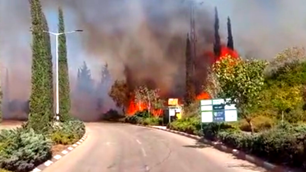 احذروا الأجواء الجافة- طواقم الإطفاء والإنقاذ تعمل على إخماد حريق كبير نشبّ بالقرب من مدينة سخنين