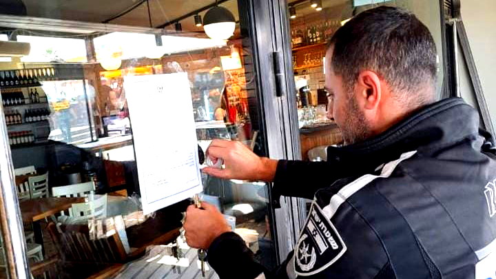 على خلفية العثور على مقيمين غير شرعيين في المكان... إغلاق مطعم في حيفا