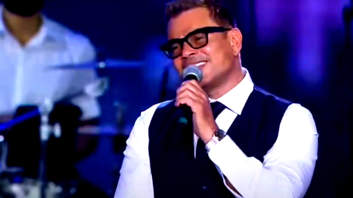 بشكل مفاجئ... عمرو دياب يحذف أغانيه من على موقع انستغرام