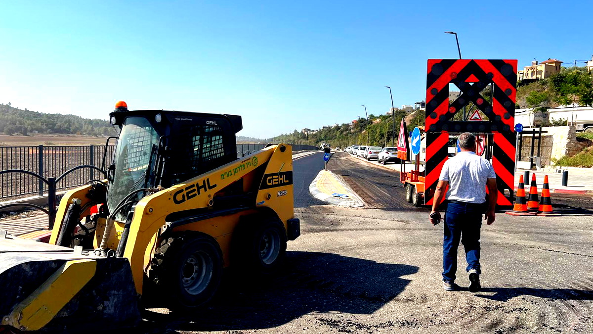 بلدية كفرقرع تباشر في تعبيد المرحلة النهائية من الشّارع الغربي لمدخل المدينة 