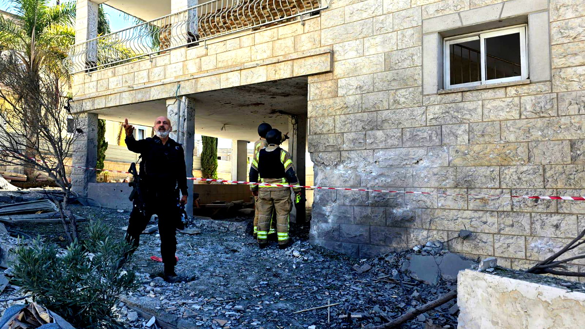 طواقم الإطفاء والإنقاذ تعمل على تخليص عالقين عقب سقوط قذيفة صاروخية في ترشيحا