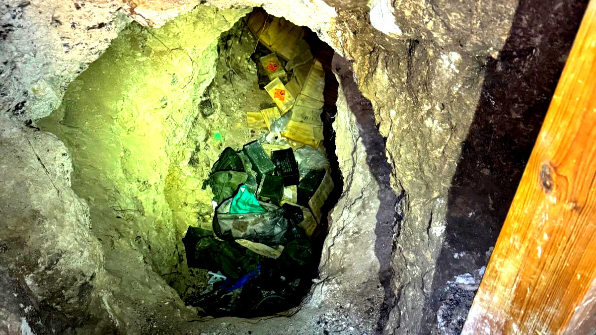 فيديو وصور| سالم: العثور على نفق بعمق 10 امتار تحت منزل ويحتوي على أسلحة وذخيرة