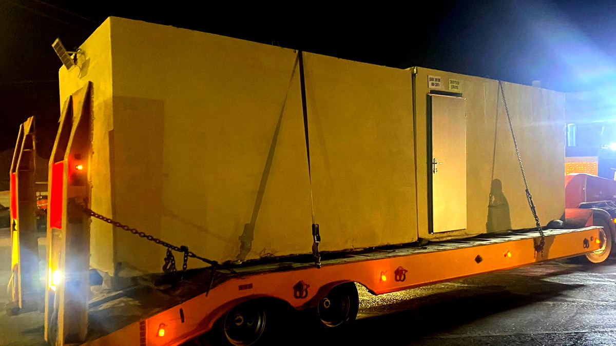 غرفة طوارئ الحركة الإسلامية تزوّد مجد الكروم بملجأين متنقّلين وتؤكد: خلال أيام سنزوّد القرية بملاجئ إضافية