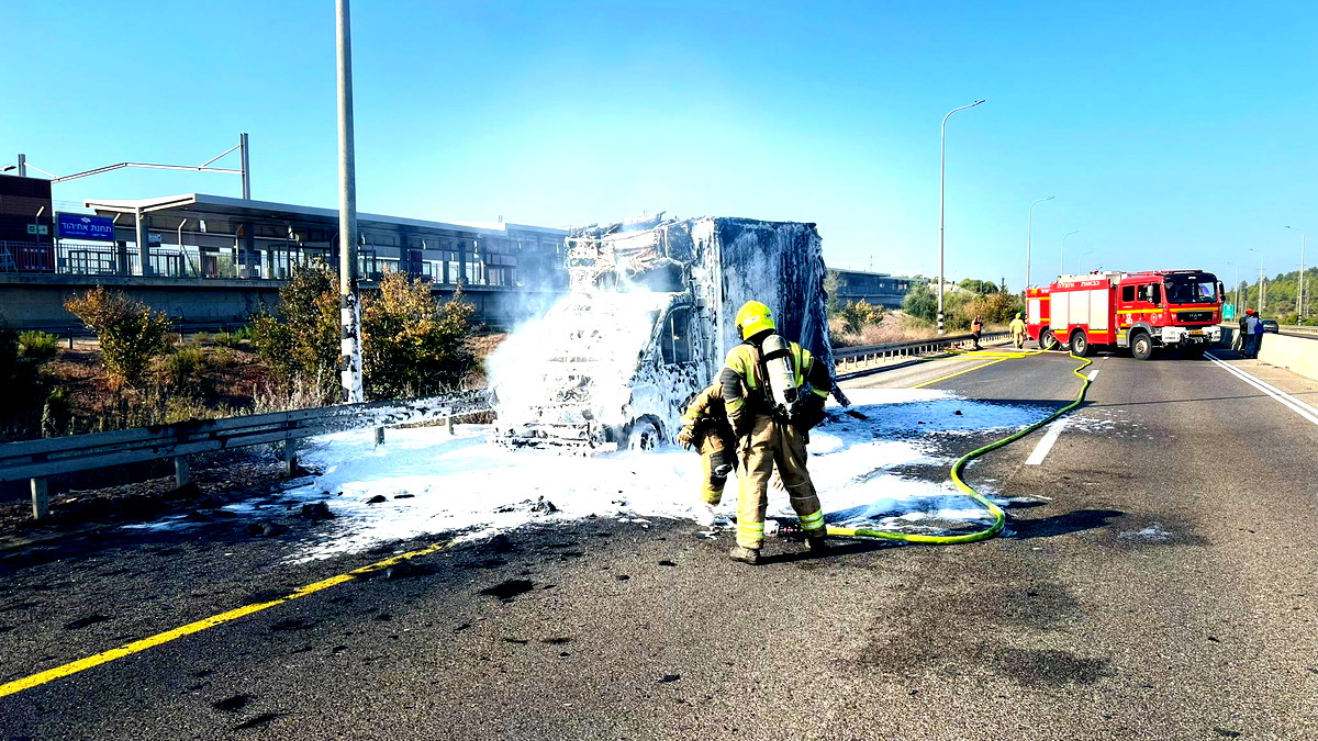 فيديو وصور- اندلاع حريق في شاحنة على شارع 85... لم تسجل اصابات