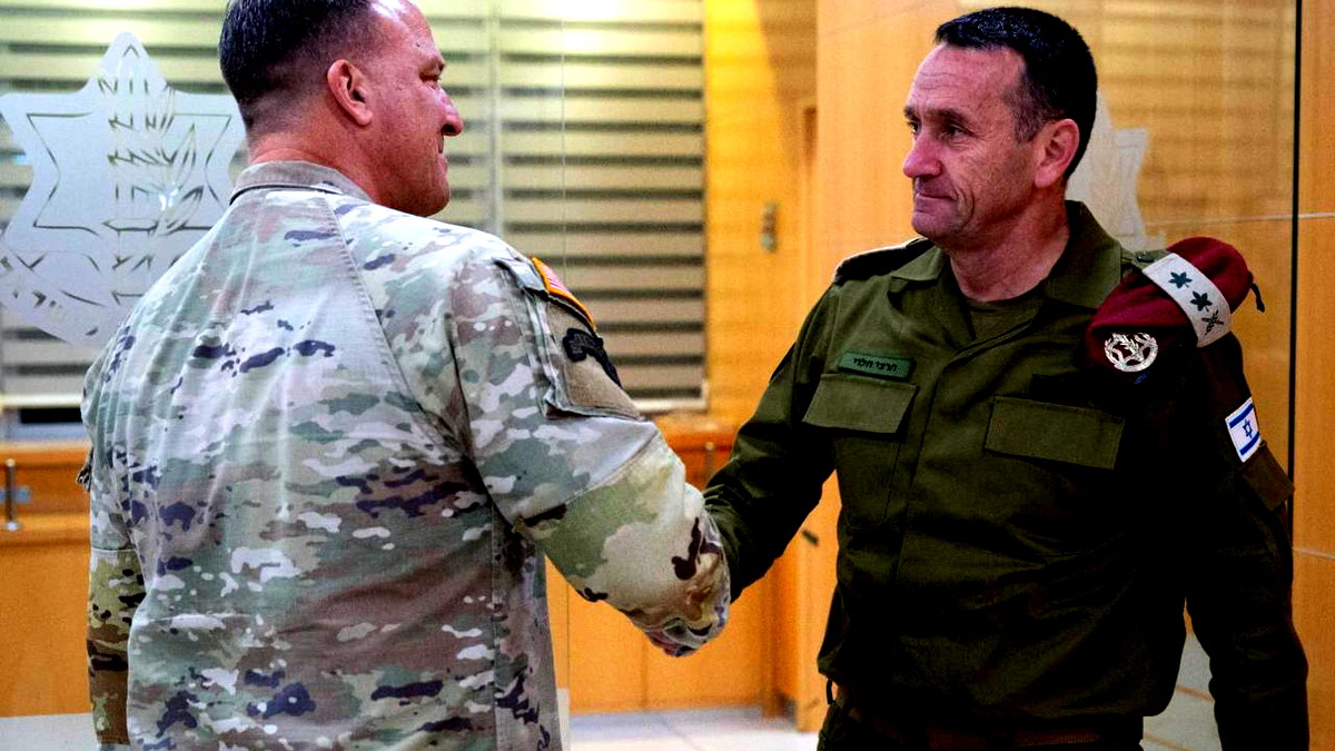 الجيش الإسرائيلي: قائد القيادة المركزية في الجيش الأمريكي وهاليفي بحثا الاستعدادات المشتركة لمواجهة التهديدات