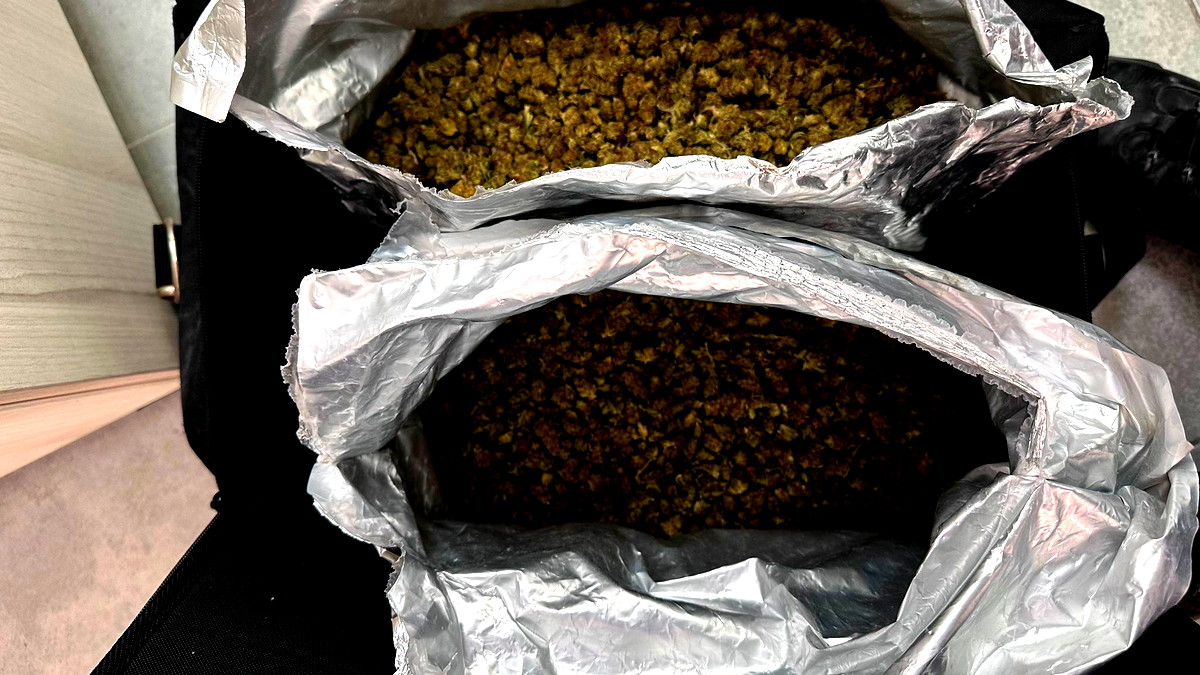 حيفا: إعتقال شاب في العشرينيات من عمره بتهمة العثور على 1.9 كغم من مادة القنب المخدر في منزله