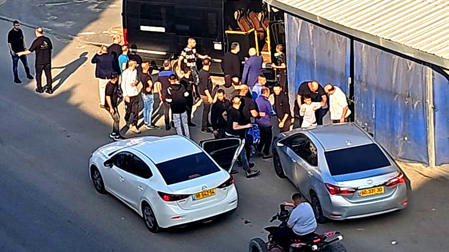 إصابتان إحداها حرجة لشاب (35 عامًا) عقب إطلاق نار باتجاه حافلة تَقِلُ طلبة في كفركنّا