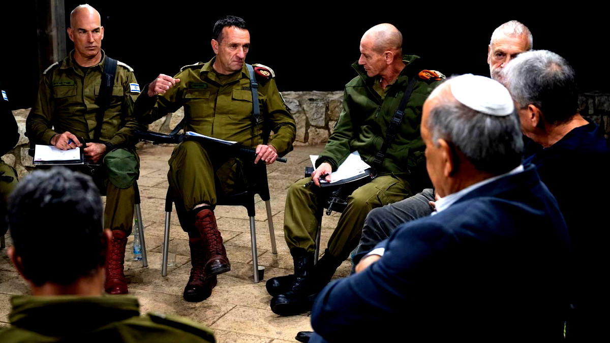 رئيس الأركان مخاطبًا رؤساء السلطات المحلية في الشمال: لا يوجد شيء يمثل الانتصار أكثر من عودة آمنة للسكان وسنعمل ذلك معًا	