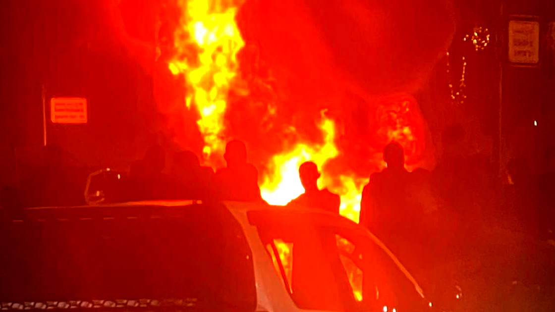 كفرمندا: الاهالي يلقون القبض على مشتبهين برمي قنبلة على منزل ويحرقون مركبتهم