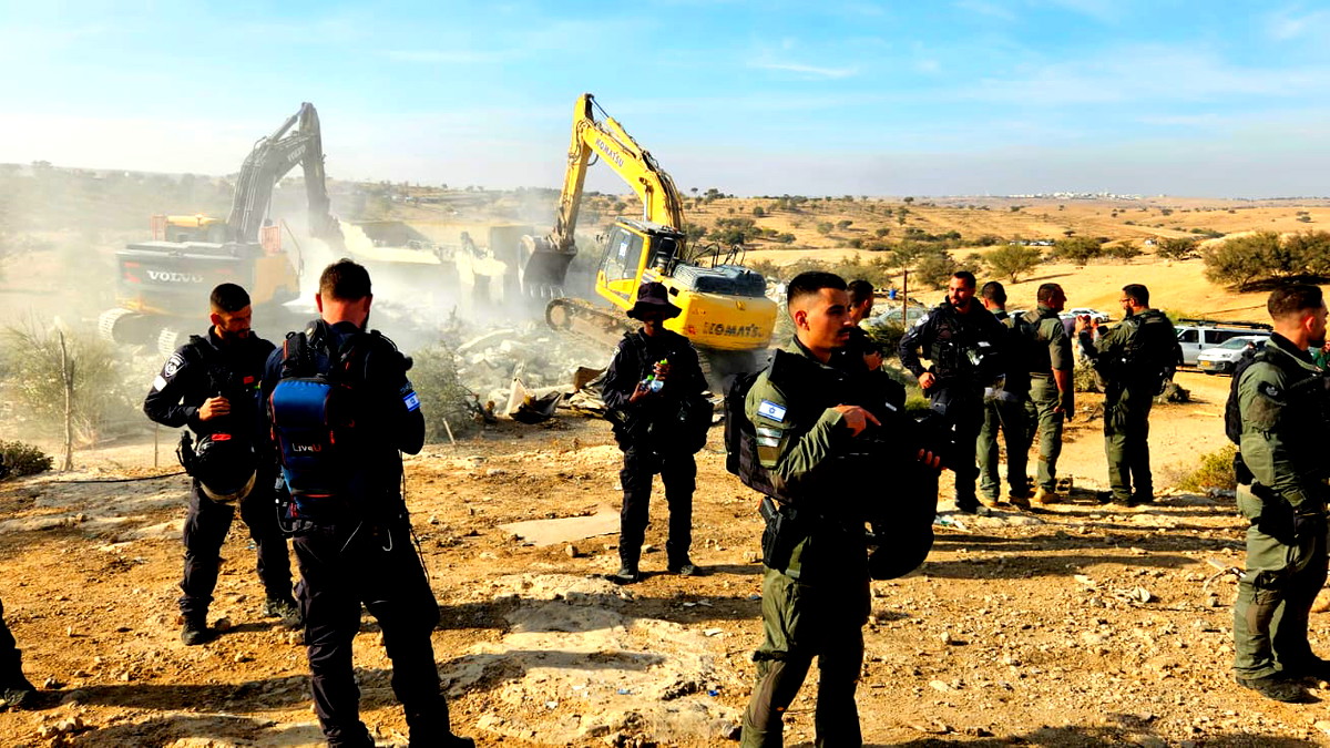 فيديو وصور| النقب: هدم مسجد وإجبار الأهالي على هدم منازلهم في أم الحيران... الشرطة تعتقل 3 أشخاص