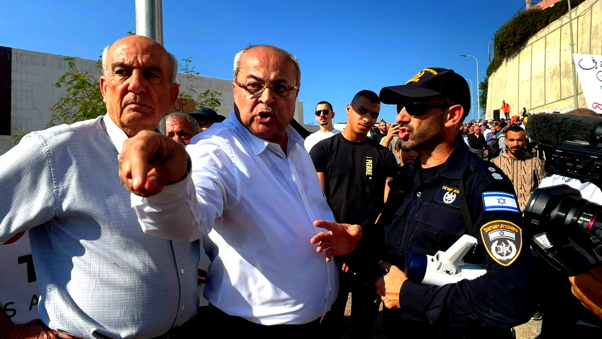 الشرطة تعترض عضو المكتب السياسي لحركة "العربية للتغيير" غسان عبدالله وتمنعه من المشاركة في مظاهرة بأم الفحم