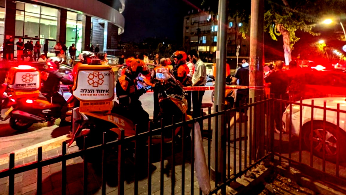 اصابة شابين بجراح خطيرة باطلاق نار في رمات غان