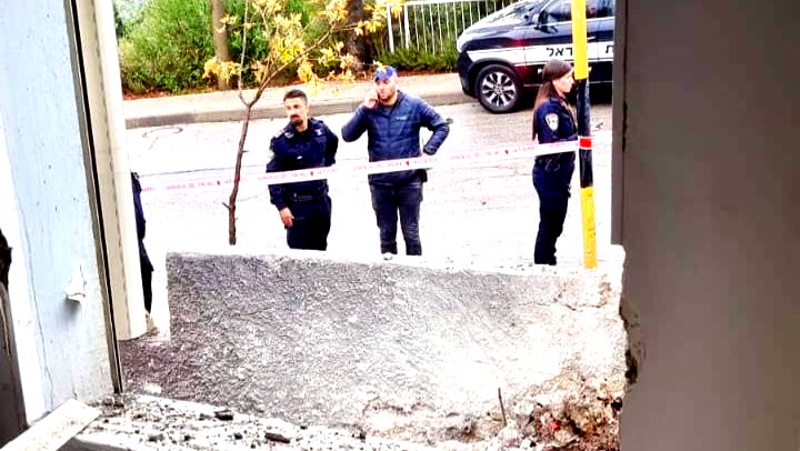  إصابة سيدة وتسجيل أضرار كبيرة داخل منزل في كرميئيل عقب الرشقة الأخيرة التي أطلقت من لبنان