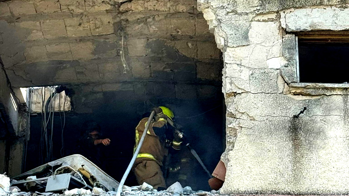 سقوط صاروخ على أحد المباني في كريات شمونة وأضرار في المكان دون إصابات