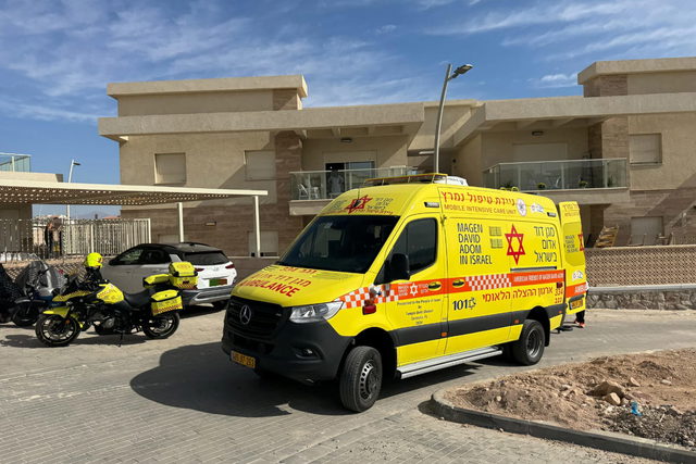 إصابة عامل (50 عامًا) بجروح خطيرة إثر سقوطه عن ارتفاع خلال عمله بورشة للترميمات في إيلات