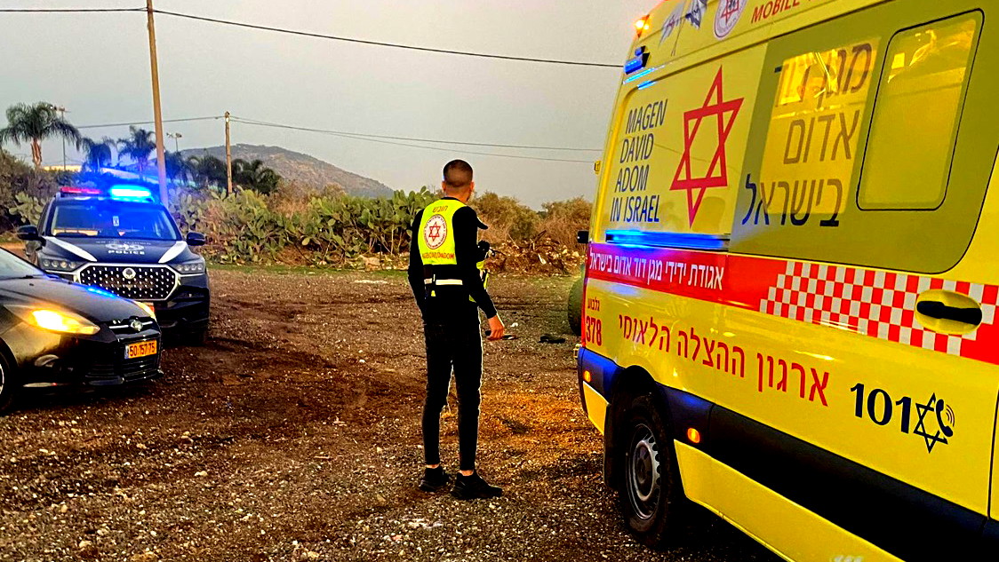 اصابة رجل (41 عامًا) بجراح متوسطة اثر انقلاب تركتورون قرب اكسال