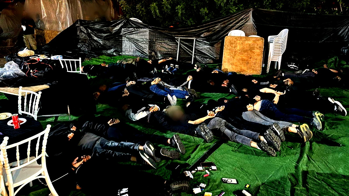 مداهمة حفلة في كفر قرع واعتقال مشتبهين بعد ضبط سلاح من نوع "كلاشنيكوف" وذخيرة كبيرة 