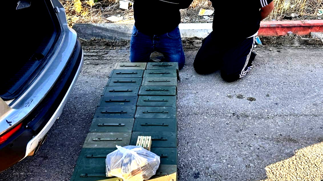 كانت في طريقها الى الضفة... احباط محاولة تهريب كمية كبيرة من الوسائل القتالية واعتقال مشتبهين