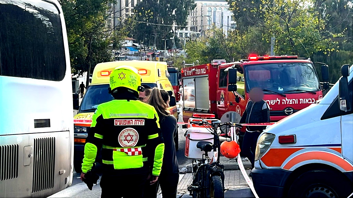 القدس: مصرع طفلة (10 سنوات) متأثرة بجروحها الحرجة إثر تعرّضها للدهس من قبل حافلة 