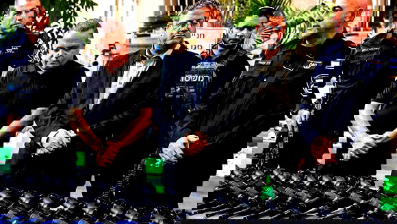 تحت بند "توزيع الأسلحة دون امتلاكهم الصلاحية" الشرطة تعتقل  5 مسؤولين من مكتب  إيتمار بن غفير