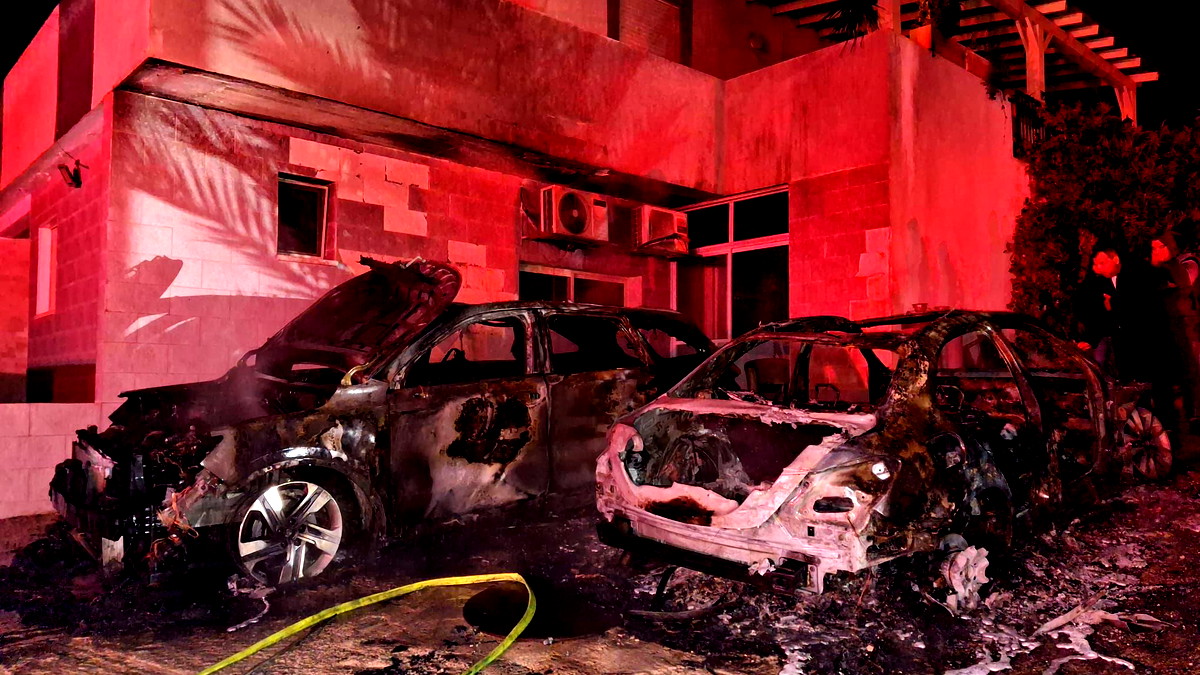 المشيرفة: نشوب حريق في عدد من السيارات اللّيلة الماضية يُسفر عن أضرار هائلة... لم يُبلغ عن إصابات