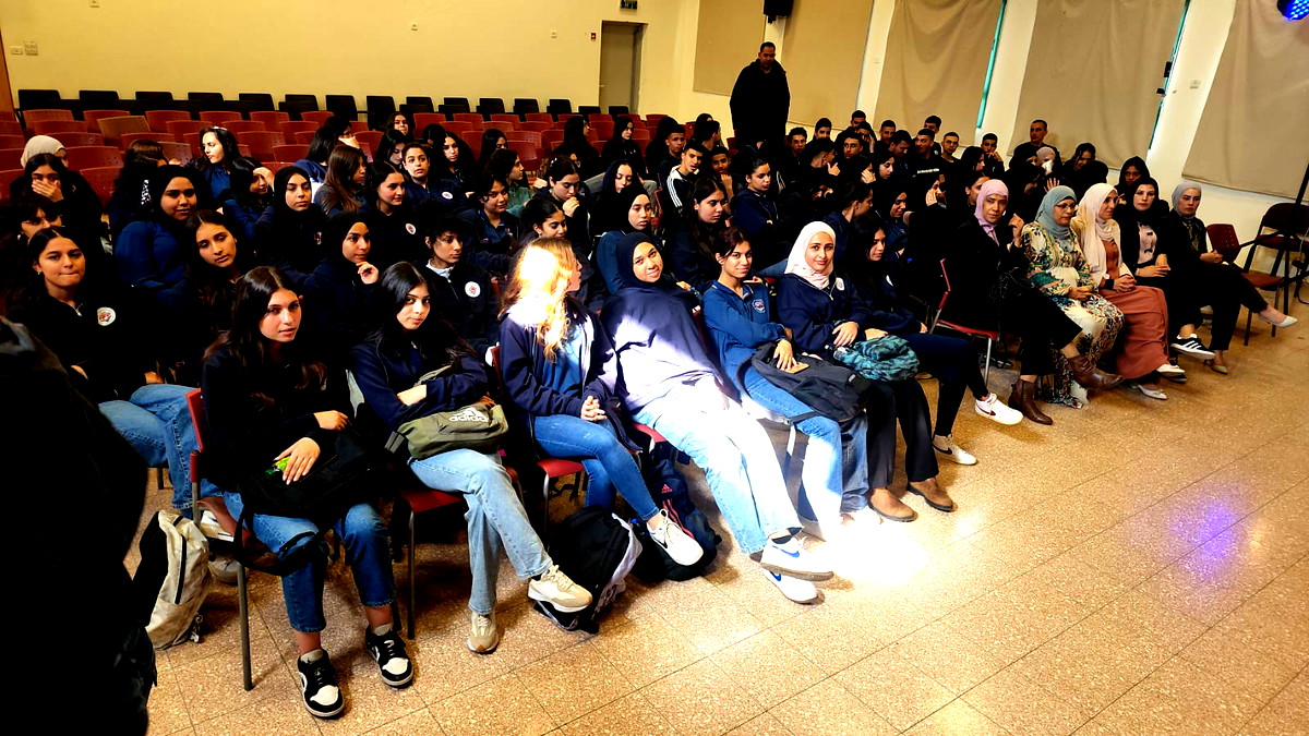 العرض المسرحي الناقد "2 في تل أبيب" على خشبة مسرح الحوارنة لطلبة الثانوية الشّاملة كفرقرع