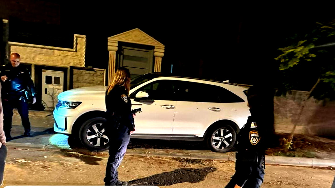  تقديم لائحة اتّهام بحقّ أحد سكان رهط بعد إطلاق النار باتجاه مركبة رئيس البلدية الشّهر الماضي