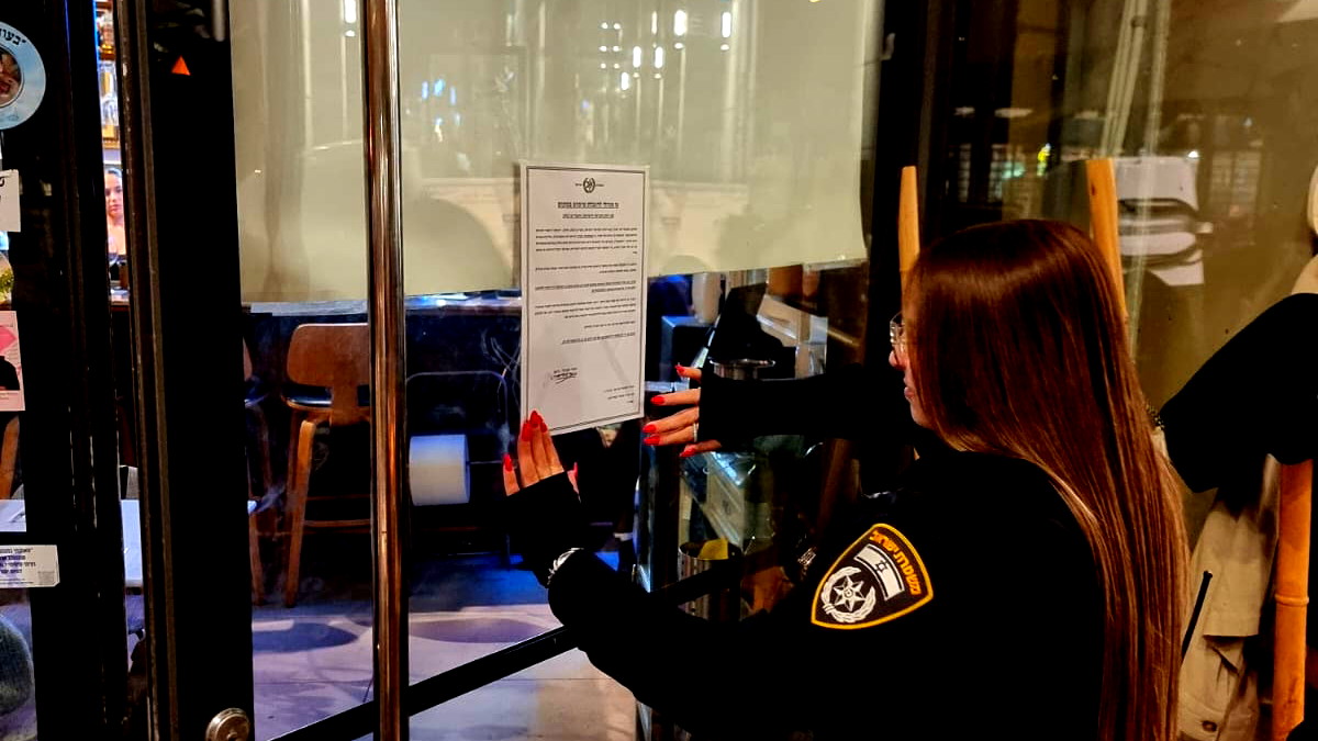 الشرطة تغلق مطعم لمدة 15 يومًا في موديعين بعد العثور على عمال من الضفة الغربية يعملون بصورة غير قانونية