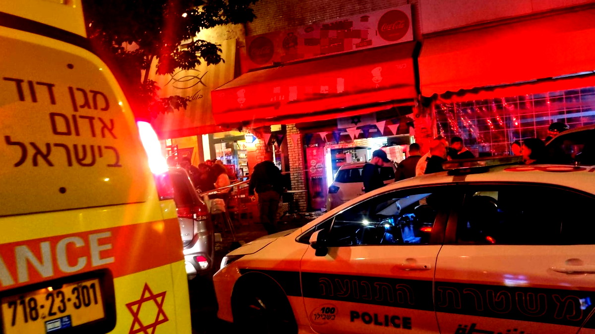 اصابة امرأة بجراح متوسطة بعد اصطدام سيارة بمحل تجاري في رمات هشارون