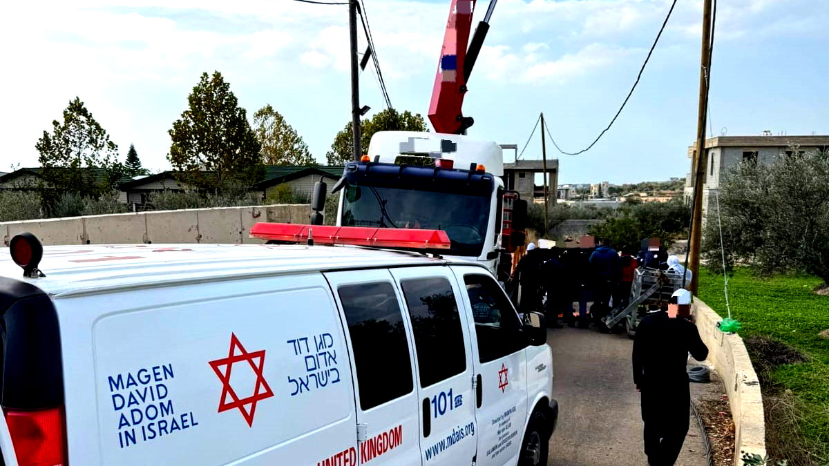 إصابة عاملين (50 عامًا) بجروح خطيرة إثر سقوطهما عن رافعة خلال عملهما في يركا