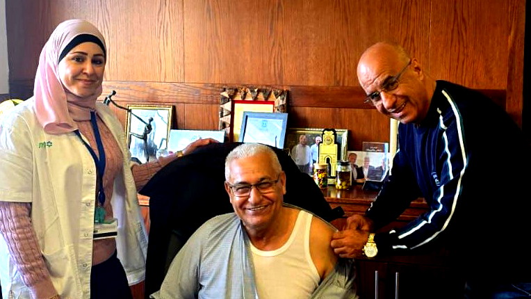 رئيس بلدية سخنين مازن غنايم، تلقى تطعيم ضد الإنفلونزا في مدينة سخنين