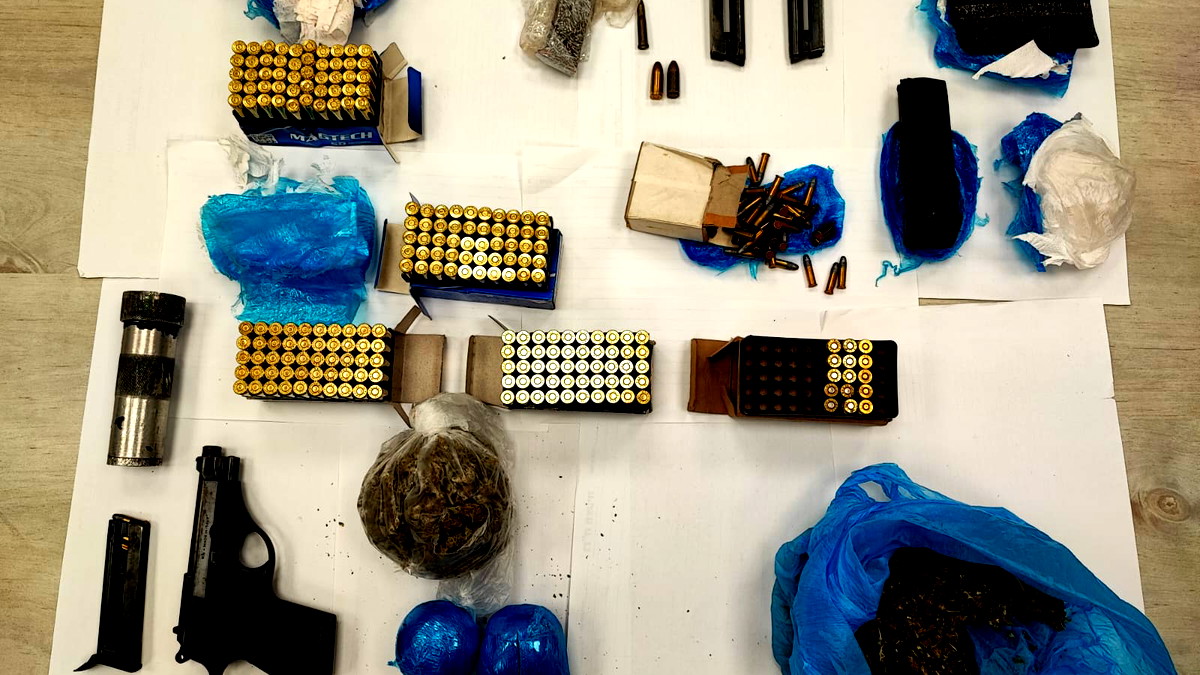 اللد: العثور على أسلحة وذخيرة ومواد يشتبه في كونها مخدرات