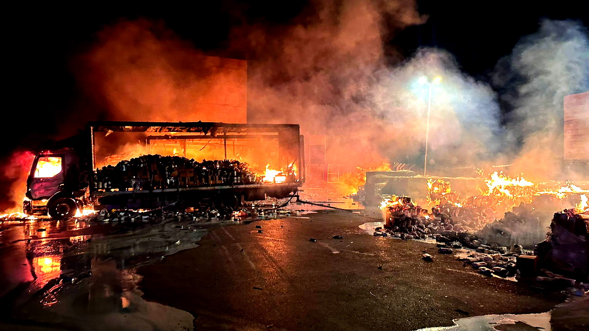 اندلاع حريق في عدد من الشاحنات بالمنطقة الصناعية دالتون