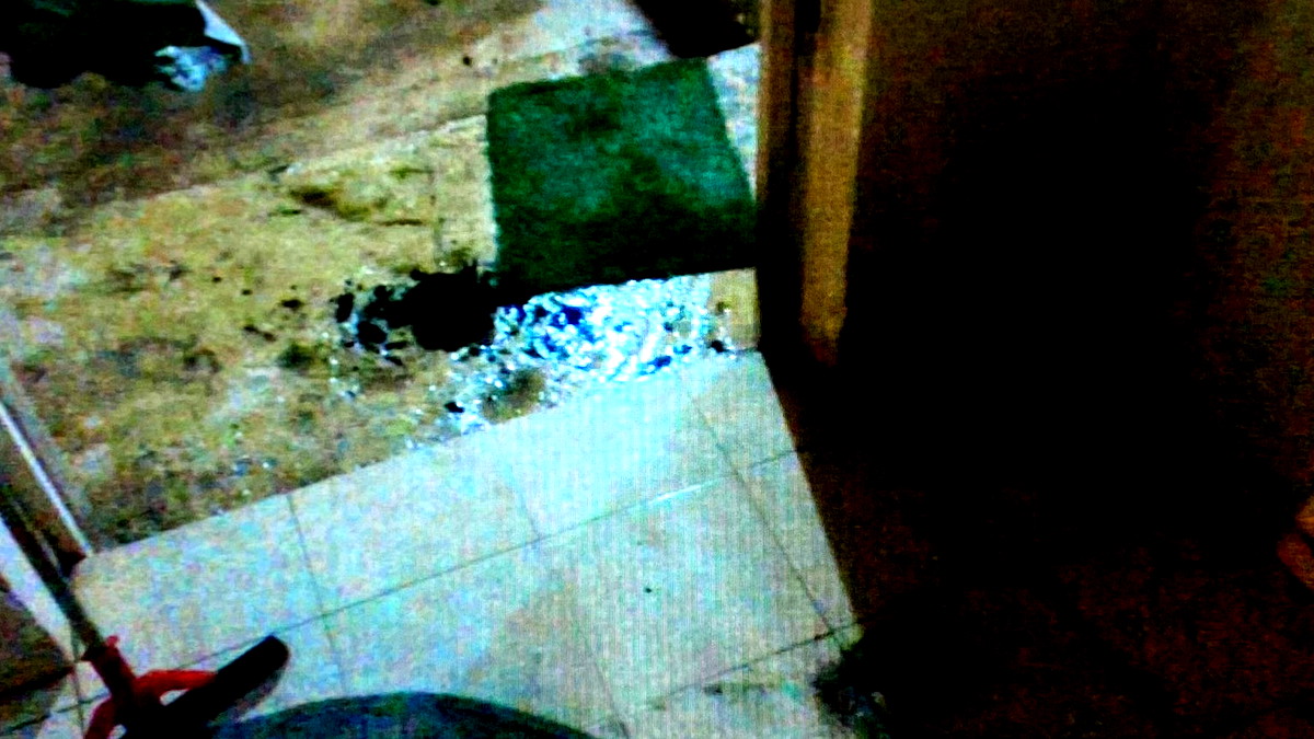 لائحة اتهام: حطم سيارة قريبته، وبعد حوالي ساعتين عاد وأضرم النار في باب منزلها وتم القبض عليه من قبل شرطة الشمال