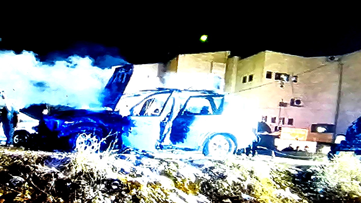 القدس: اتهام شبان باحراق سيارات في حي الشيخ جراح