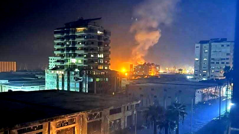 وسائل إعلام عبرية: الجيش الإسرائيلي يقصف المرفأ العسكري في اللاذقية ويستهدف سفنًا حربية