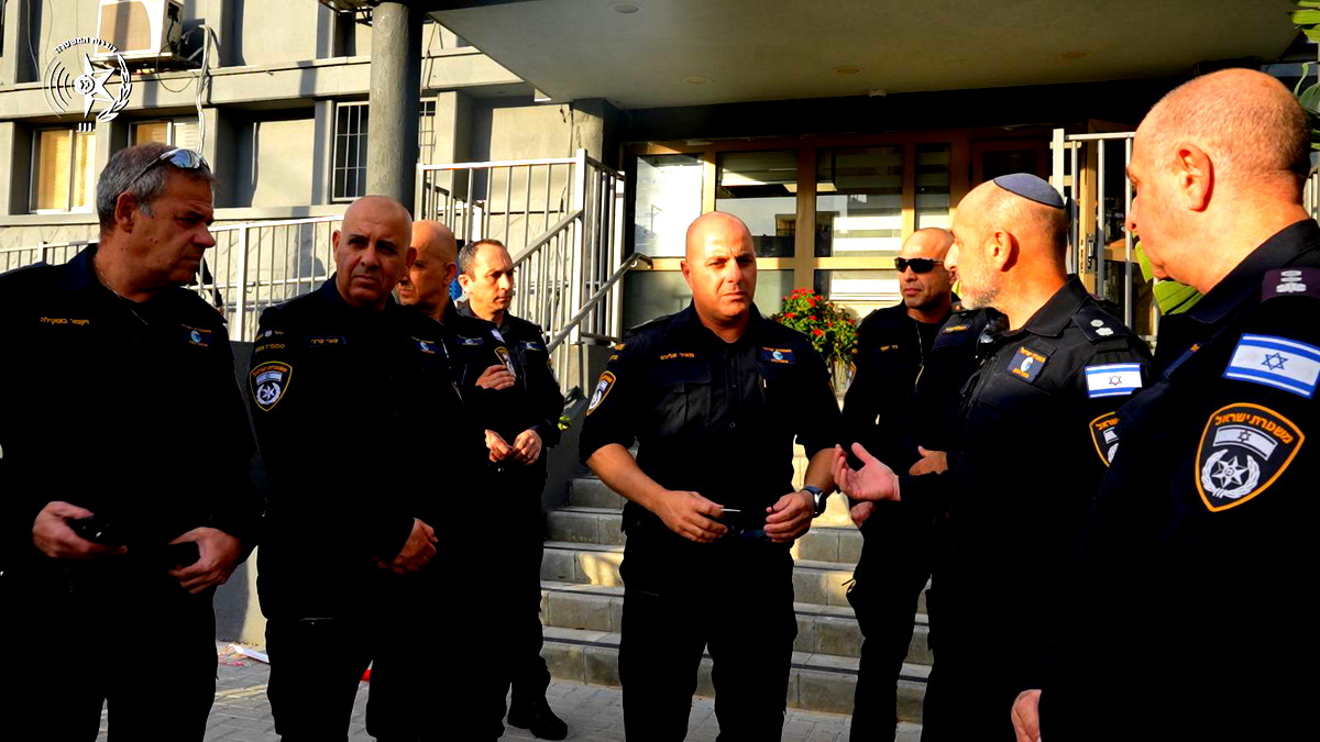 اعتقال شاب (22 عامًا) من نحف بسبب طعن شرطي وحارس أمن في كرمئيل... والشرطة تصرح في بيان: احتمال أن يكون حادثًا قومي