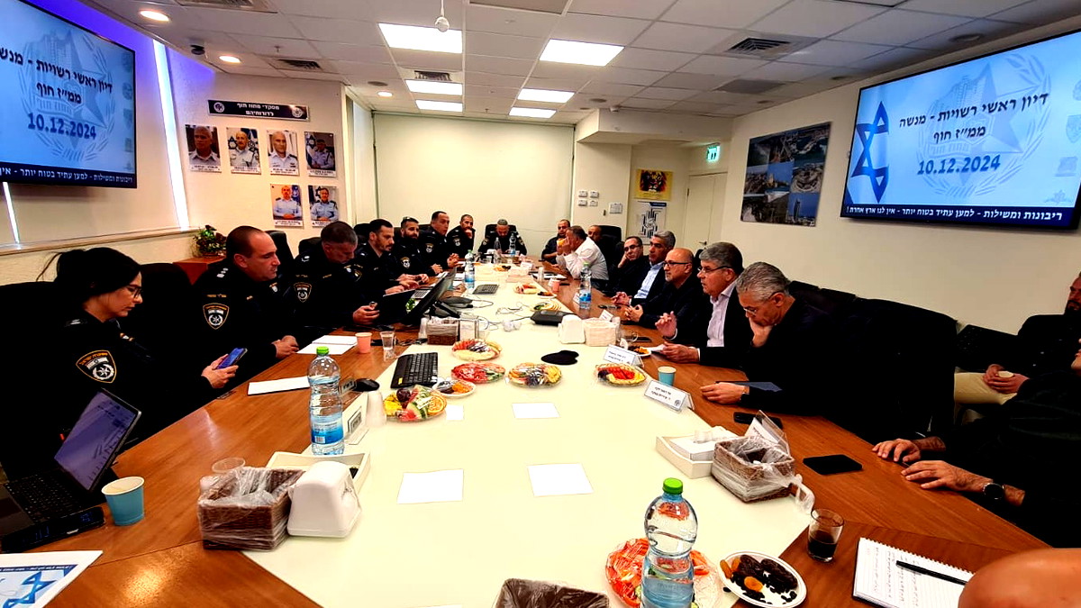 اجتماع للشرطة مع رؤساء السلطات المحلية بوادي عارة