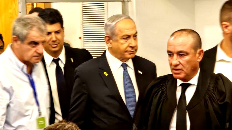 أوّل رئيس حكومة إسرائيليّ يُمثل أمام المحكمة بتهم فساد... بنيامين نتنياهو يصل إلى مركزية تل أبيب