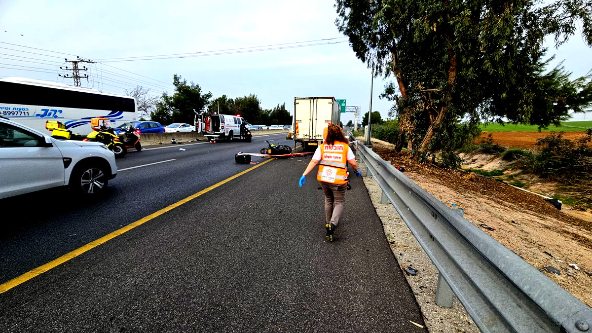 اصابة شاب (28 عامًا) بجراح خطيرة اثر حادث طرق على شارع 4 قرب رعنانا