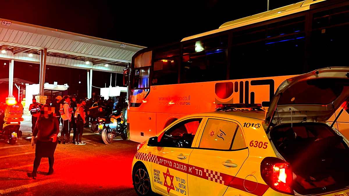 اصابة 4 اشخاص بعملية اطلاق نار على حافلة اسرائيلية قرب حاجز النفق قضاء بيت لحم