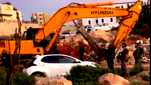 الآليات الإسرائيليّة تهدم منزلًا قيد الإنشاء في مدينة الطيبة بحجة البناء غير المُرخص